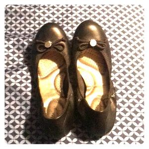 Black ballerina flats